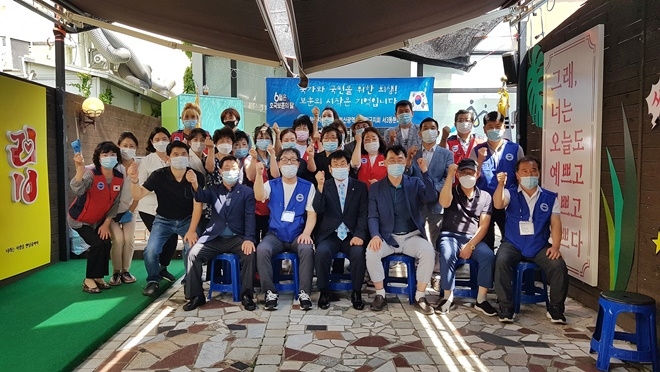 지난 16일 서동예술창작공간 야외마당에서 국가유공자 초청 보훈행사를 갖고 기념촬영.(사진제공=부산금정구)