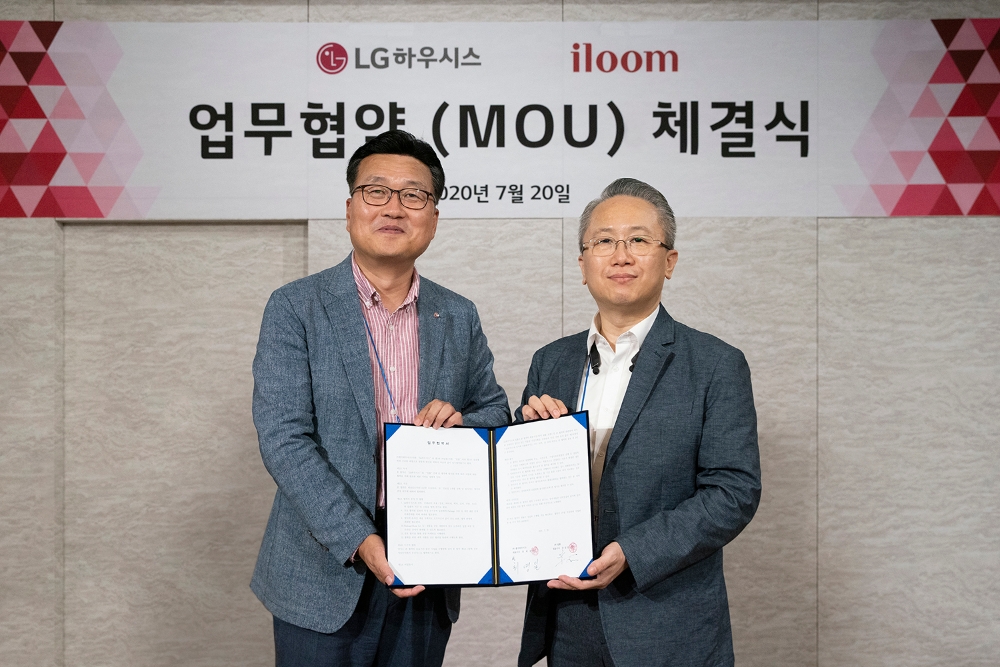 지난 20일 서울 논현동 가구거리에 위치한 LG지인 스퀘어에서 LG하우시스 인테리어 사업부장 최영일 상무(사진 왼쪽), 일룸 강성문 대표이사가 참석한 가운데 열린 업무협약식 모습.(사진=LG하우시스)