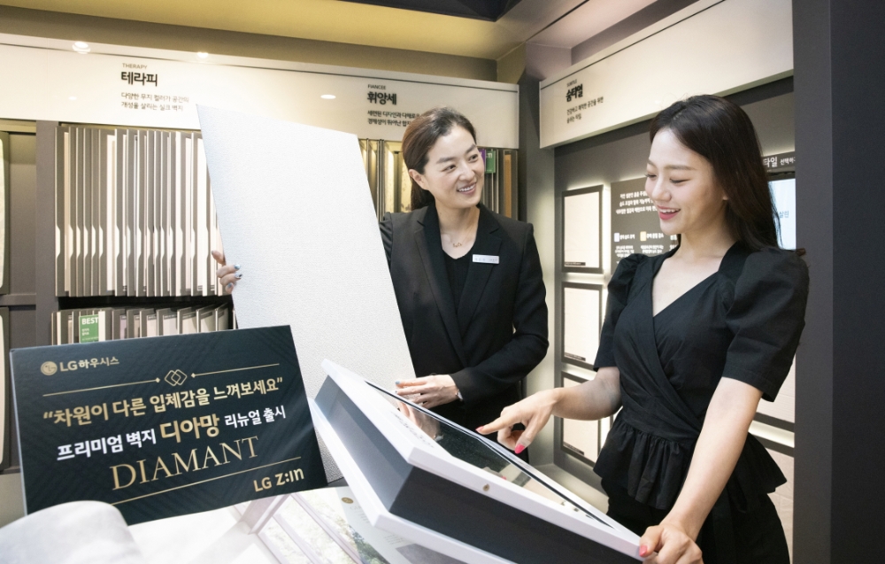 서울 논현동 가구거리에 위치한 LG하우시스의 플래그십 전시장 'LG Z:IN 스퀘어'를 찾은 고객이 디지털 기기를 활용해 디아망 벽지 신제품을 살펴보고 있는 모습.(사진=LG하우시스)