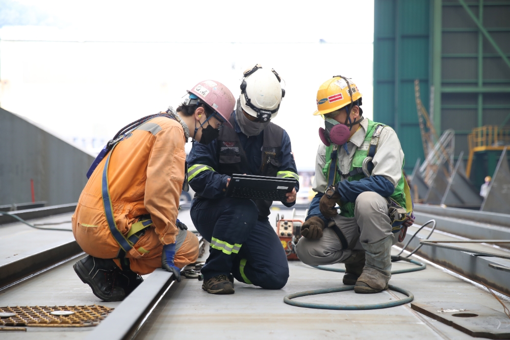 선급 검사원이 실제 작업 현장에서 종이 도면 없이(Paperless) 모바일 기기를 통해 설계 도면을 확인하고 있는 모습.(사진=삼성중공업)