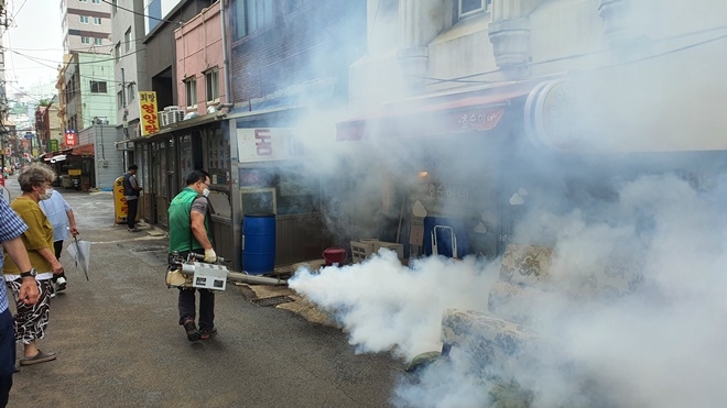 골목시장 일대 방역활동.(사진제공=부산서구)