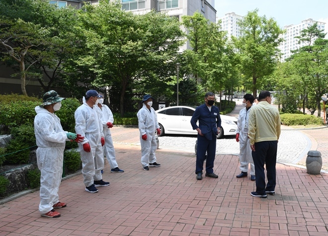 추가 확진자 발생에 현장에 출동해 진두지휘하고 있는 오규석 기장군수.(사진제공=부산기장군)