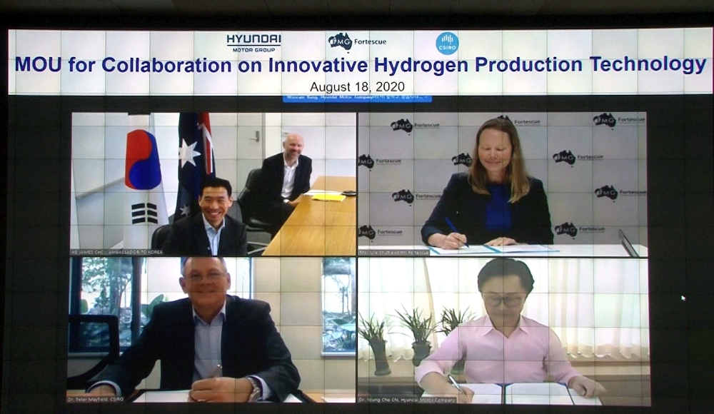 18일 온라인 화상회의로 진행된 ‘현대자동차, CSIRO, 포테스큐의 혁신적 수소 생산 기술 개발을 위한 MOU 체결식’에서 참석자들이 서명을 하고 있는 모습. (오른쪽위부터 시계방향으로) 줄리 셔틀워스(Julie Shuttleworth) 포테스큐 부사장, 지영조 현대자동차 전략기술본부장 사장, 피터 메이필드(Peter Mayfield) CSIRO 환경·에너지·자원 부문 본부장, 제임스 최(James Choi) 주한 호주대사.(사진=현대자동차)