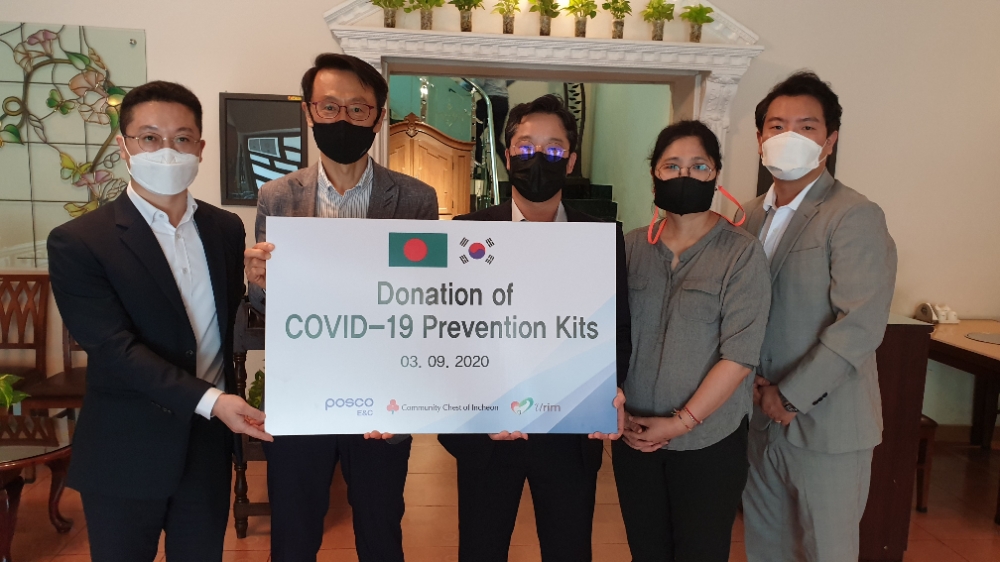 방글라데시 한인회에 코로나19 예방키트를 전달하는 모습.(사진=포스코건설)