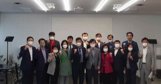 13일 오후 시당 회의실에서 소상공인연합회 부산광역시회와의 간담회를 갖고 기념촬영. (사진제공=국민의힘 부산시당)