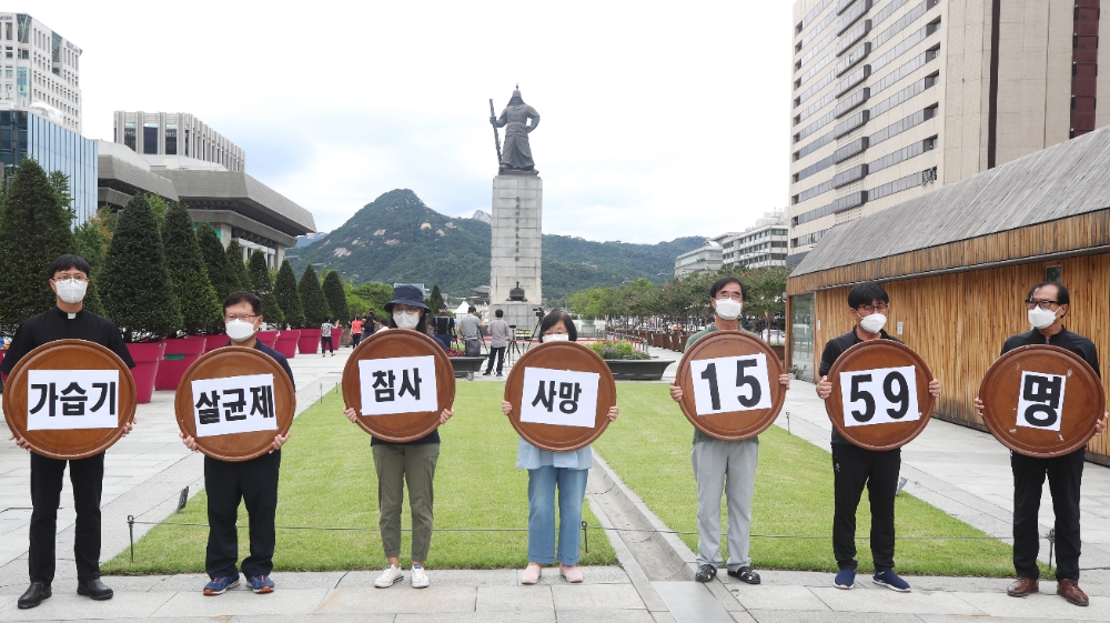 가습기살균제 참사 유족과 피해자, 환경보건시민센터 회원들이 서울 광화문광장 이순신 동상 앞에서 가습기살균제 참사 9주년 기자회견을 하고 있다.(사진=연합뉴스)