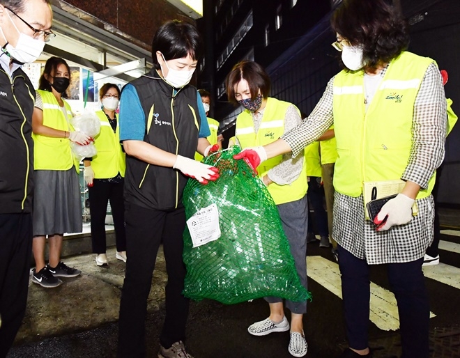 "투명페트병, 전용 그물망에 담아 버려주세요." (사진제공=부산 금정구)