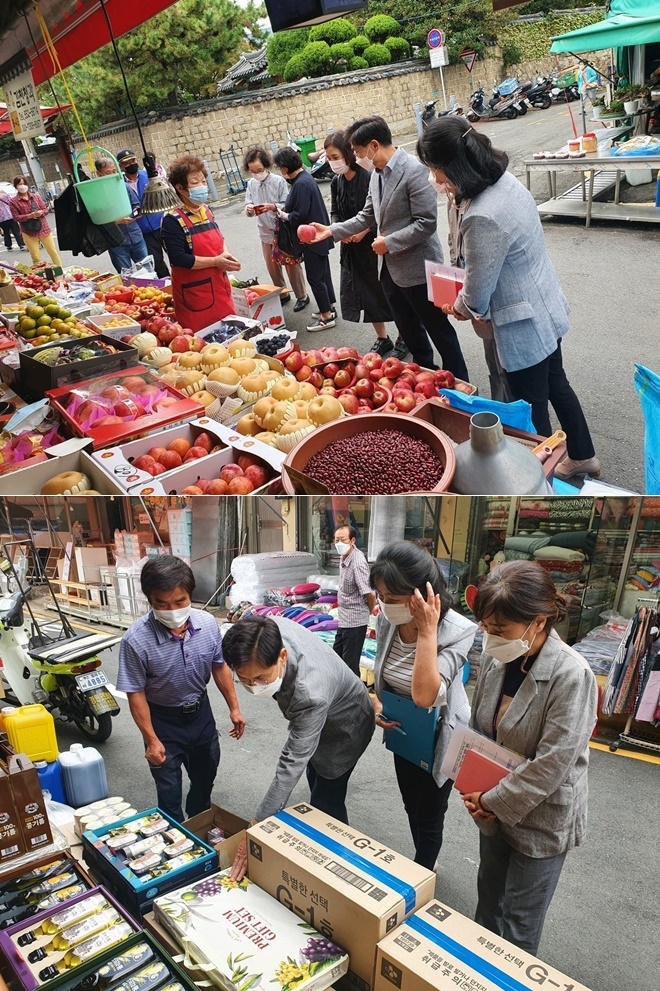 민경삼 동남통계청장이 23일 동래시장 등을 방문해 현장 물가를 점검하고 과일 등을 구입하고 있다.(사진제공=동남통계청)