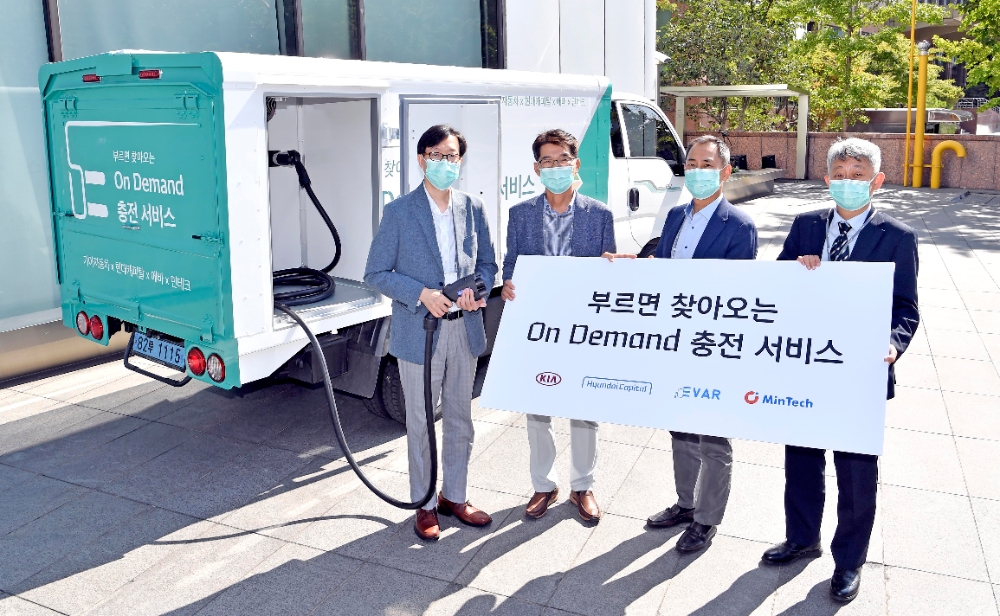 (왼쪽부터) 에바(EVAR) 이훈 대표, 기아자동차 국내사업본부장 권혁호 부사장, 현대캐피탈 캐피탈부문 대표 목진원 전무, 민테크 홍영진 대표.(사진=기아자동차)