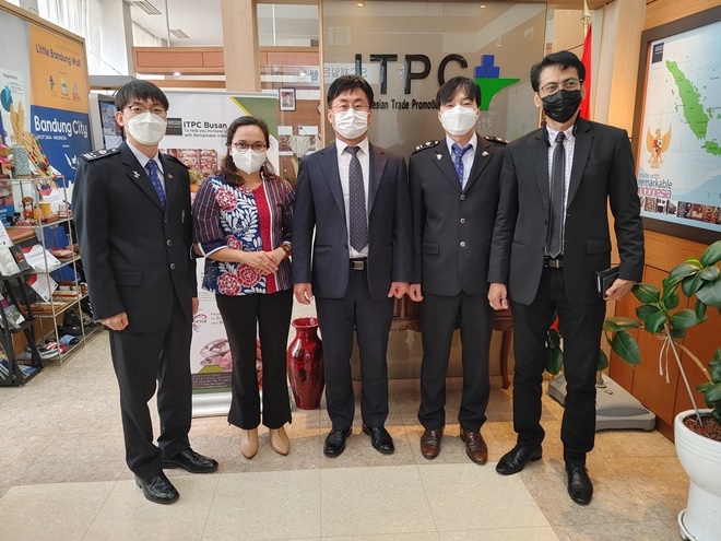 협력회의 후 기념촬영 (가운데 부산본부세관 수출입기업지원센터 강경훈 센터장).(사진제공=부산본부세관)