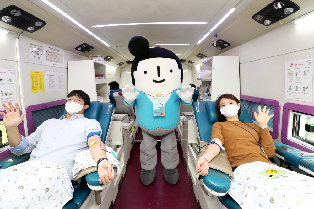 대우건설 본사 직원들이 ‘2020 대우가족 헌혈캠페인’에 참여하고 있다.(사진=대우건설)