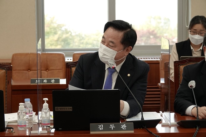 국감서 질의하는 김두관 의원.(사진제공=김두관의원실)
