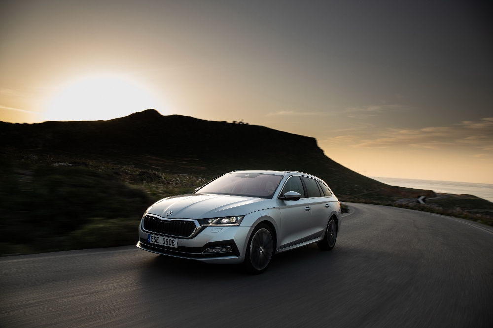 도로 주행중인 스코사社 옥타비아 모델.(사진=금호타이어)