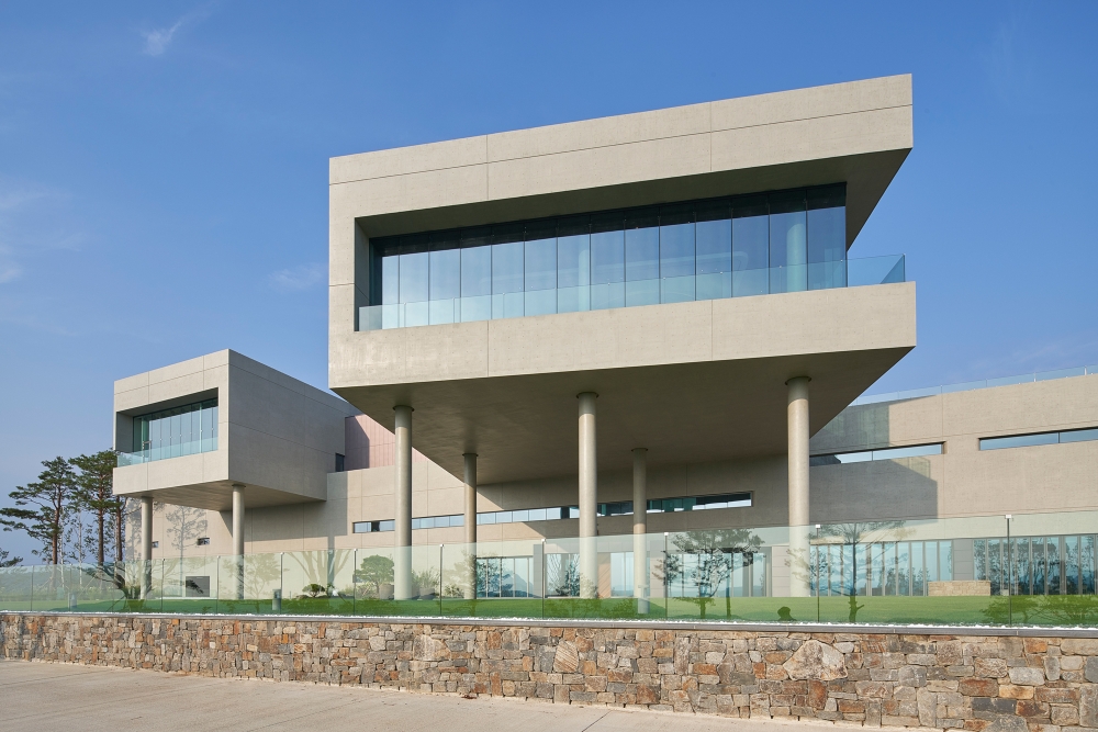 롯데건설이 시공한 세종 레이캐슬 G&R 클럽하우스 외관.(사진=롯데건설)