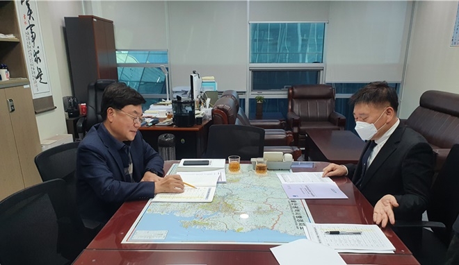서범수의원(사진왼쪽)이 조원경 경제부시장과 울산관련 예산증액 사업에 대해 협의하고 있다.(사진제공=서범수의원실)