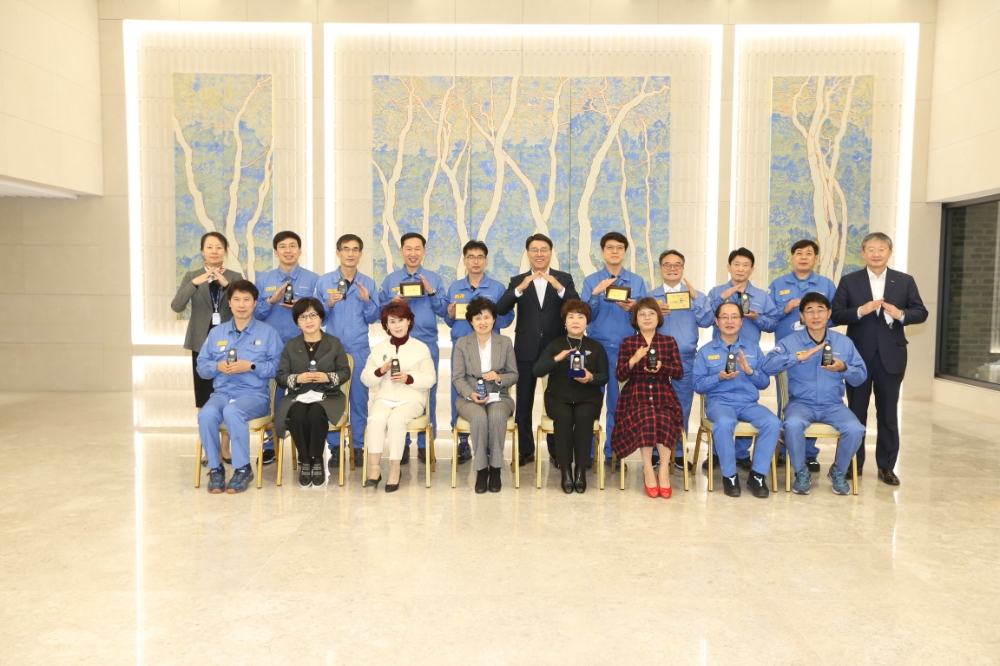 13일, 최정우 포스코 회장이 지역사회와 어려운 이웃을 위해 묵묵히 봉사를 해 온 직원과 직원가족에게 인증패를 수여했다.(사진=포스코)