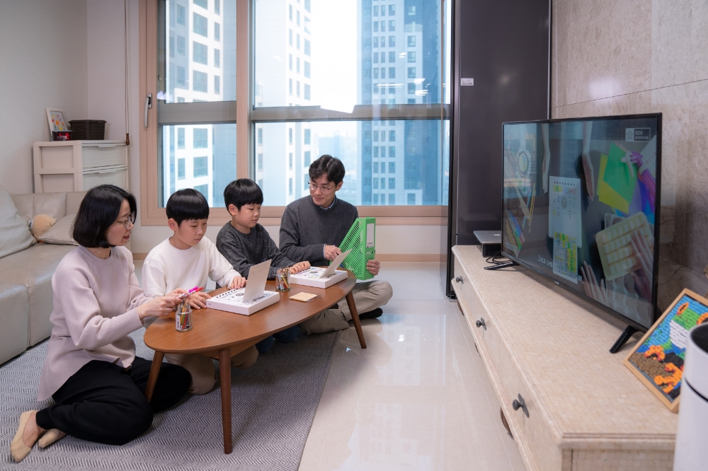 대림그룹 직원 가족들이 가정에서 디뮤지엄 미술 창작 키트로 사운드아트 작품을 만들고 있다.(사진=대림산업)