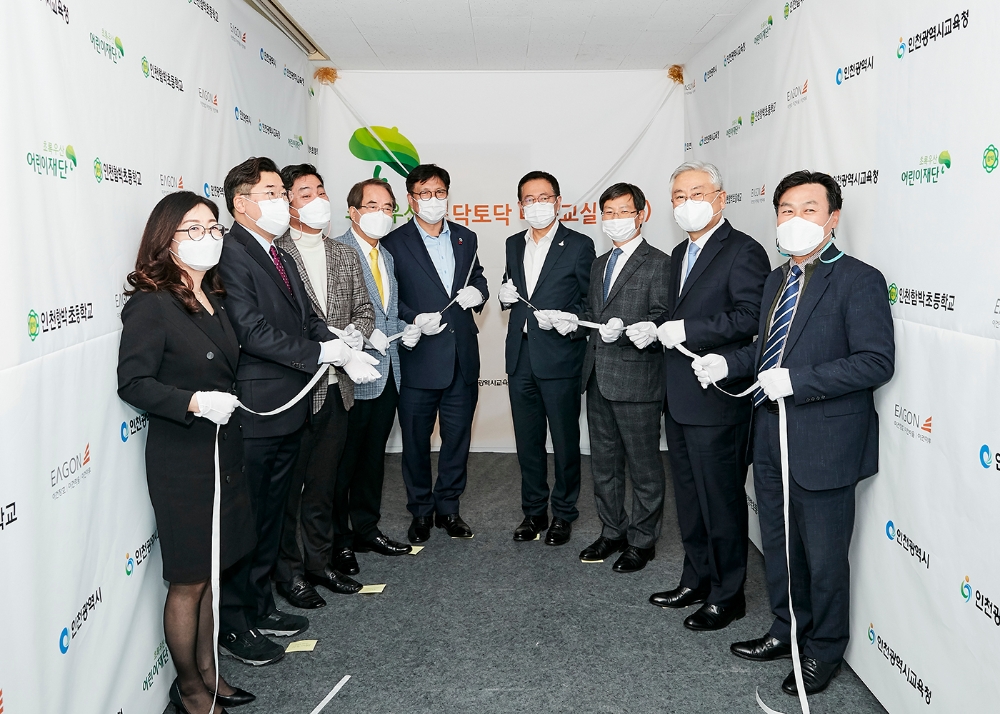 이건이 후원기업으로 참여하는 ‘토닥토닥 마음교실’의 협약식 모습.(사진=이건)