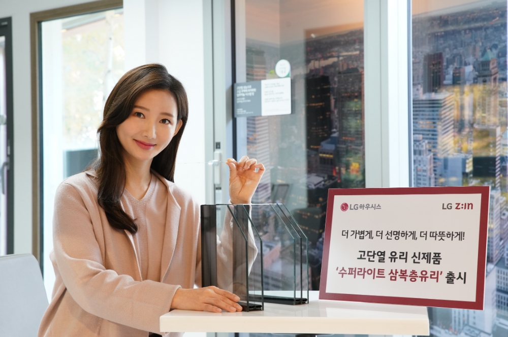서울 강남구 논현동에 위치한 LG하우시스의 플래그십 전시장 'LG지인 인테리어 지인스퀘어 강남'에서 모델이 'LG Z:IN 유리 수퍼라이트 삼복층유리' 신제품 샘플을 선보이고 있는 모습.(사진=LG하우시스)