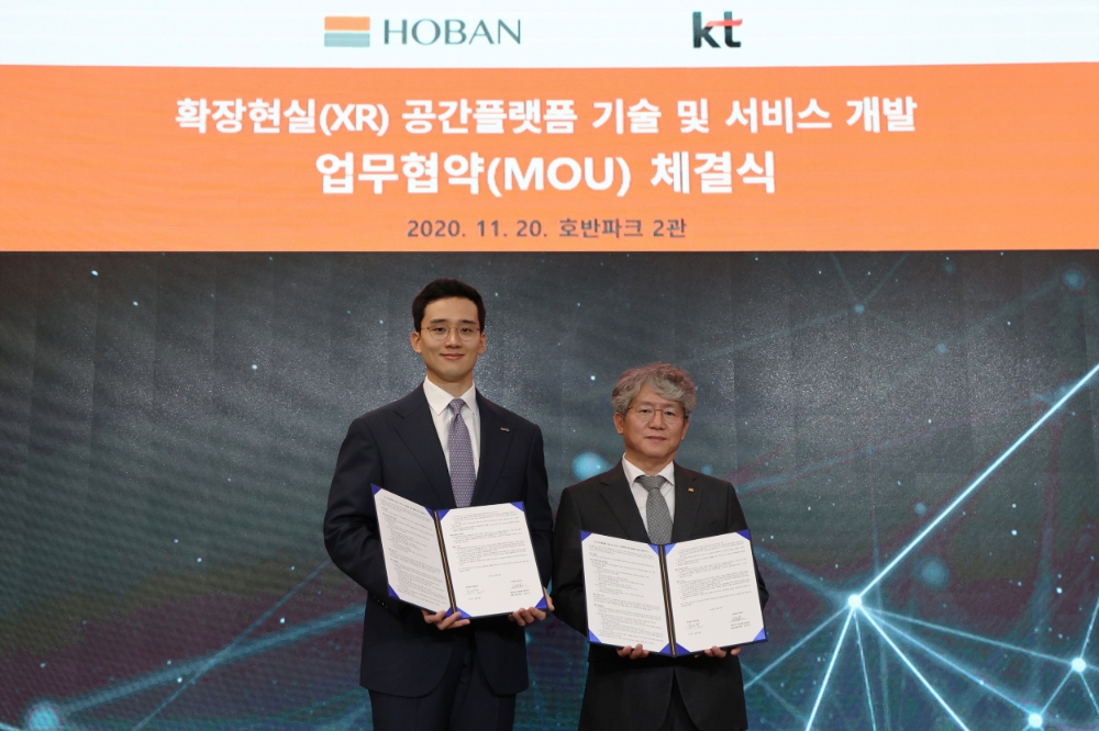 (왼쪽) 호반건설 김대헌 기획담당 임원과 KT융합기술원 홍경표 원장이 기념촬영을 하는 모습.(사진=호반건설)