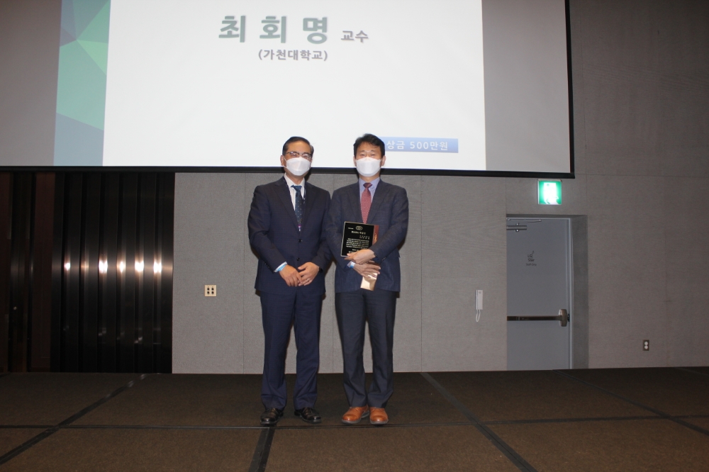 KAIDA 임한규 부회장(좌), 가천대 최회명 교수(우).(사진=한국수입자동차협회)