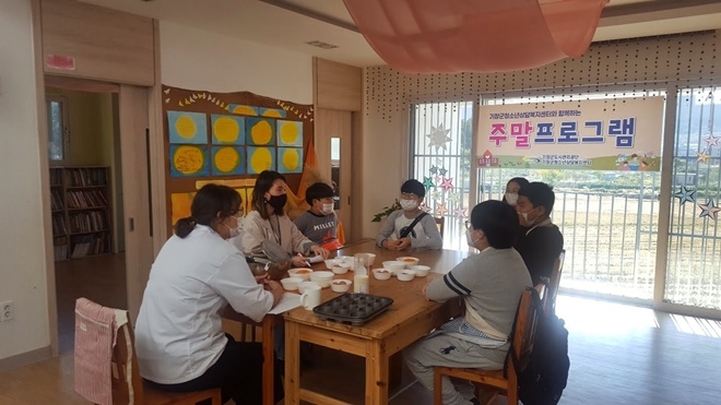 기장군청소년상담복지센터가 청소년 집단상담 주말 프로그램을 진행하고 있다.(사진제공=부산기장군)