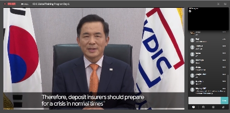 예금보험공사는 웨비나(Webinar) 플랫폼을 활용하여 22개국 예금보험기구 임직원을 대상으로 온라인 연수(KDIC Global Training)를 실시하였다. 위성백 예금보험공사 사장이 온라인 참가자들에게 환영 인사를 하고 있다. 사진=예금보험공사