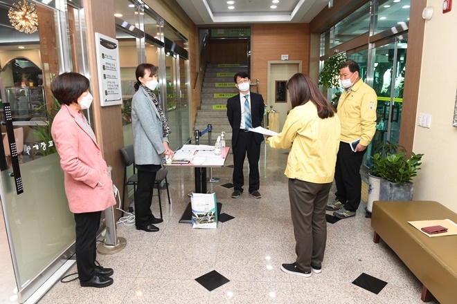 29일 오전 10시 기장군 간부공무원은 관내 종교시설을 방문해 출입자명부 작성 발열체크 등 방역수칙 준수여부에 대해 현장점검과 지도를 시행하고 있다.(사진제공=부산 기장군)
