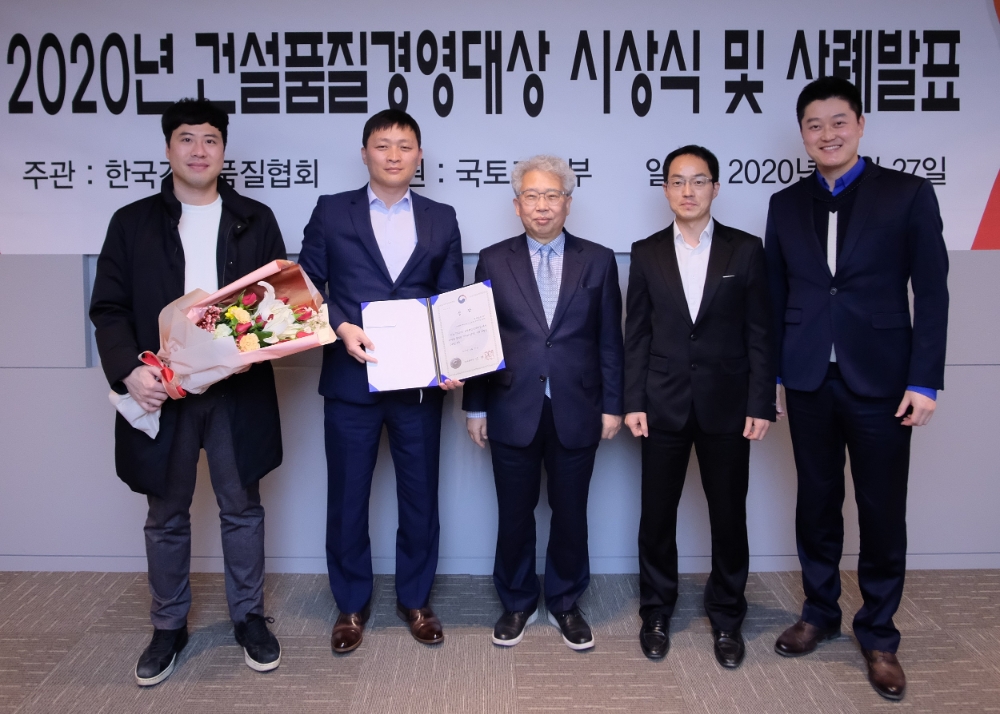 롯데건설 청량리4구역 여정구 현장소장(왼쪽에서 두 번째) 및 기술연구원 등 행사 관계자들이 기념사진을 촬영하고 있다.(사진=롯데건설)