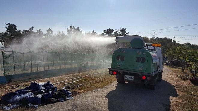 11월 27일 기장군에서 AI 관내 유입 방지를 위해 가금류 사육 농가에 방역작업을 하고 있다.(사진제공=부산 기장군)