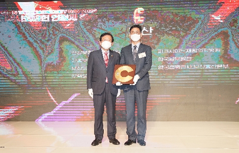 김영춘 기술보증기금 이사(오른쪽)와 서상목 한국사회복지협의회장(왼쪽)이 지역사회공헌 인정기관 인정패 수여 후 기념촬영을 하고 있다. 사진=기술보증기금