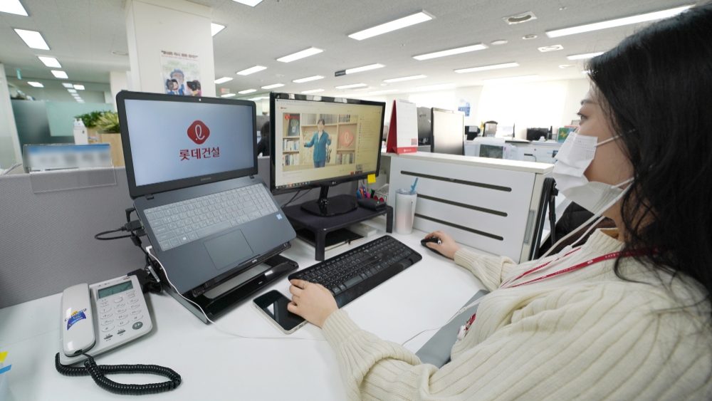 ‘2020 여성 인재 리더십 포럼’에 참여 중인 롯데건설 직원.(사진=롯데건설)