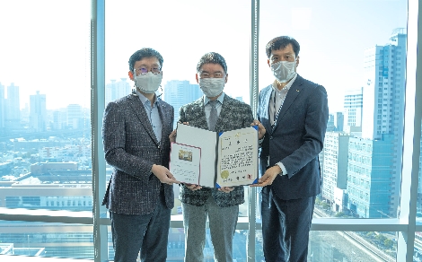 박세규 기술보증기금 감사(가운데)가 직원들과 함께 표창장 수여 후 기념촬영을 하고 있다. 사진=기술보증기금