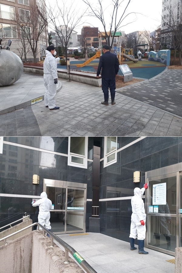 12월 6일 기장군감염병 방역단은 오규석 기장군수 지휘하에 신규확진자의 거주지와 주변지역에 대해 집중방역을 실시하고 신규 확진자의 거주지와 주변지역을 집중 방역하고 있다.(사진제공=부산기장군)