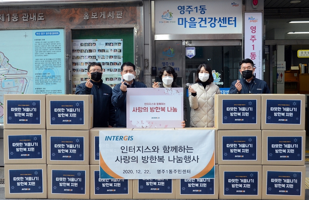 방한복 전달 기념촬영.(사진=동국제강)