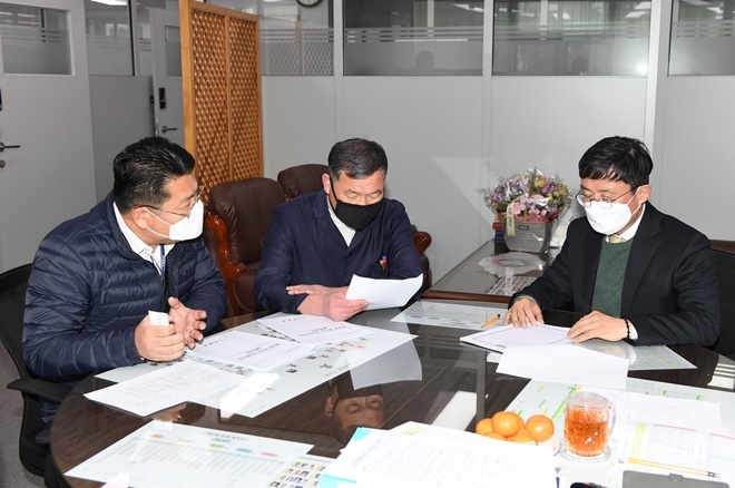 1월 12일 기장군수(가운데)가 기획재정부를 방문해 기장군 역점 추진사업인 ‘수출용 신형연구로 개발 및 실증사업’과 ‘동남권 방사선 의과학 일반산업단지’ 내 주요 국책사업의 원활한 추진을 위한 기획재정부 차원의 적극적인 협조를 당부하고 있다.(사진제공=부산 기장군)