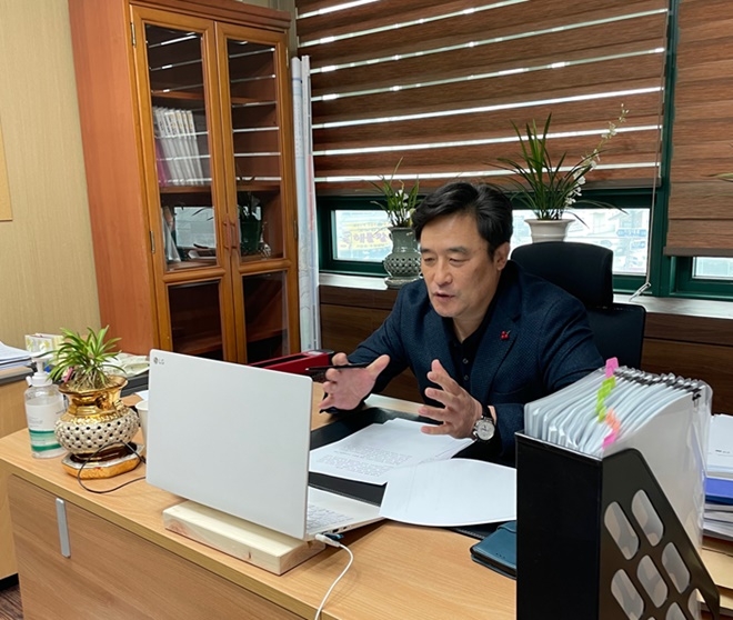 정동만 의원이 화상 신년인사회를 통해 의정활동과 신년 포부를 밝히고 있다.(사진제공=정동만의원실)