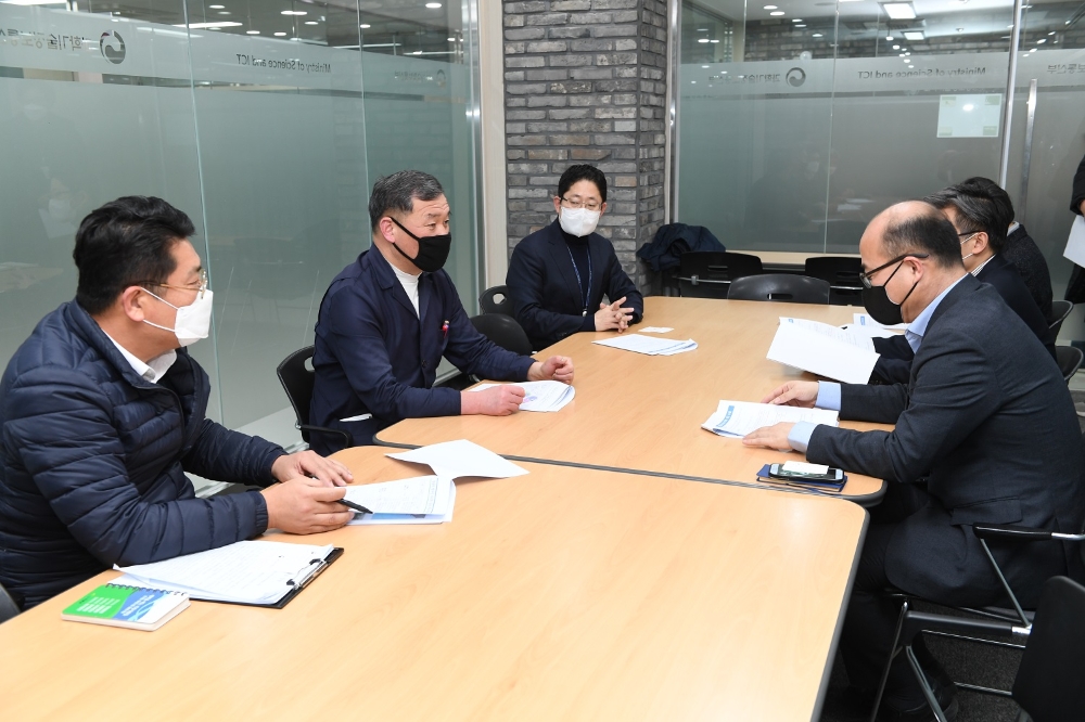 27일 오규석 기장군수(사진왼쪽 두번째)는 세종시 과학기술정보통신부를 방문해 과기부 고위 관계자를 만나, ‘동남권 방사선 의·과학 일반산업단지’ 내 주요 국책사업인 ‘수출용 신형연구로 개발 및 실증사업’의 원활한 사업추진을 위한 협조를 당부하고 있다.(사진제공=부산 기장군)
