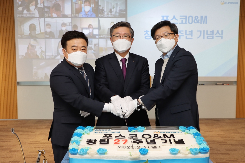 (왼쪽부터) 김동주 노사협의회 대표, 포스코O&M 김정수 사장, 포스코건설 이희남 경영기획실장이 포스코O&M 창립27주년을 맞아 축하 떡을 자르고 있다.(사진=포스코)