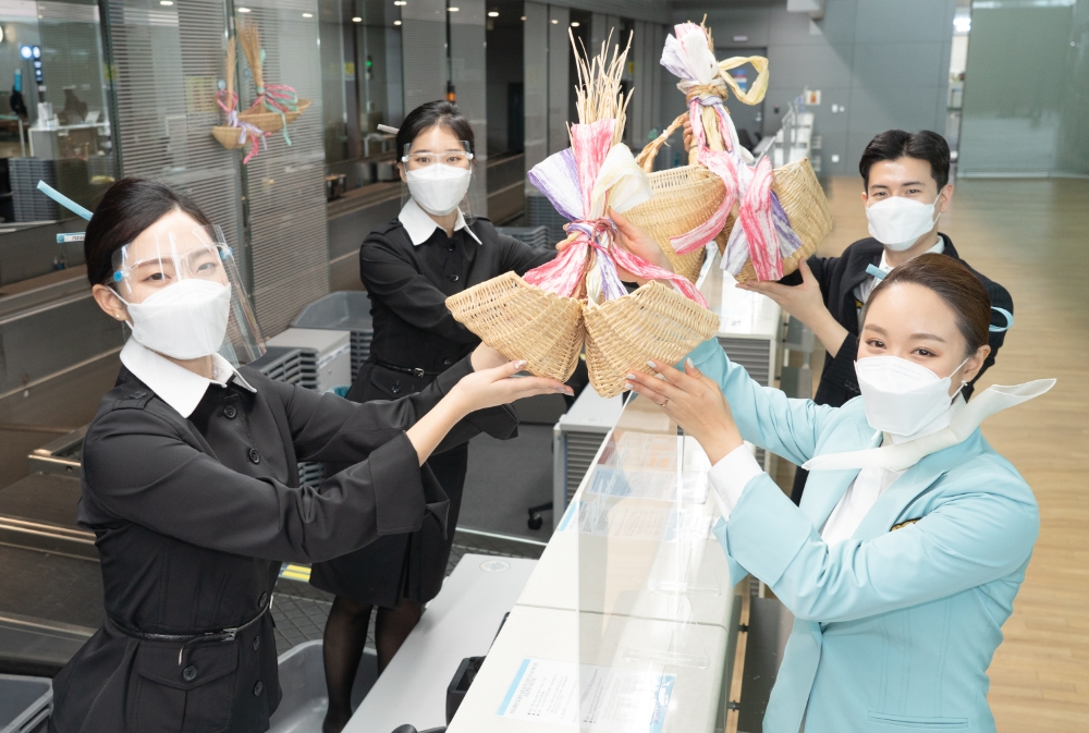 대한항공 객실승무원 등 직원들이 인천공항 제2여객터미널 대한항공 카운터에서 기념촬영을 하고 있는 모습.(사진=대한항공)