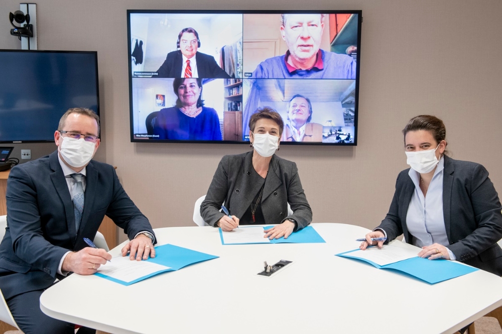 (좌측부터) 샌더 버뮬렌(Sander Vermeulen) 미쉐린 하이테크 소재 사업부 마케팅 & 비즈니스 개발, 전략 및 신사업 부문 부사장, 소니아 아티니안 프레두(Sonia Artinian-Fredou) 미쉐린 서비스·솔루션, 하이테크 소재 부문 수석부사장, 노에미 아쎄나(Noémie Assenat) 미쉐린 합병 및 인수 부문 부사장이 서명을 하고 있다.(사진=미쉐린코리아)