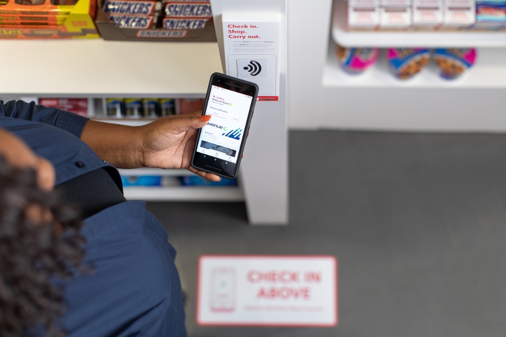 매장을 방문한 한 고객이 스탠더드가 개발한 솔루션을 통해 무인 자동 결제를 하고 있다.(사진=SK네트웍스)