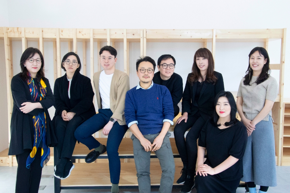 (왼쪽부터) 김보라 이론가, 박혜수 작가, 조재연 이론가, 이장원 작가, 김영남 작가, 이여운 작가, 구혜영 작가, 조숙현 이론가.(사진=호반건설)