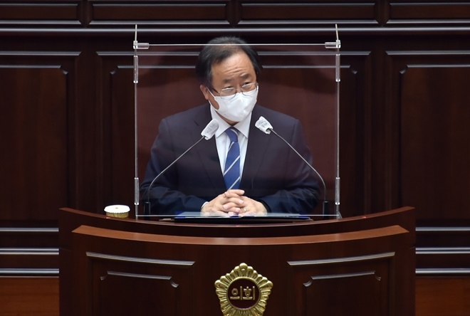 김석준 부산시교육감이 의원의 질의에 답하고 있다.(사진제공=부산시교육청)