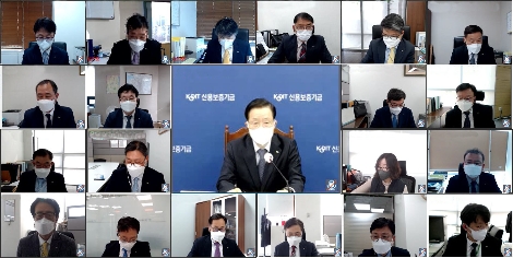 윤대희 신용보증기금 이사장(가운데)이 8일 온라인으로 개최된 '2021년도 제1차 영업본부 업무보고'에서 영업현장의 목소리를 청취하고 있다. 사진=신용보증기금