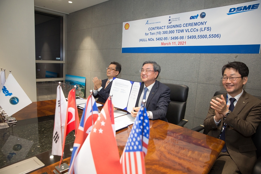 지난 11일 대우조선해양 서울 사옥에서 화상으로 진행된 LNG 이중연료추진 VLCC 건조 계약식에서 (왼쪽부터) 대우조선해양 박형근 전무, 이성근 사장, 우제혁 전무가 계약서를 들고 기념촬영을 하고 있다.(사진=대우조선해양)