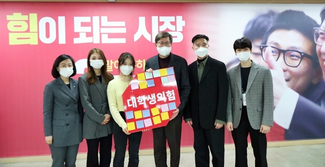대학생위원회의 희망메시지를 박형준 후보에게 전달하고 기념촬영.(사진제공=국민의힘 부산시당)