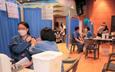 부산대병원, 의료인력 2437명 화이자 접종 시작