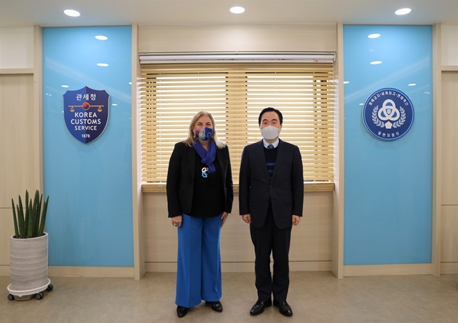 신임 유럽연합대사(왼쪽)와 부산본부세관장(오른쪽)이 협력강화를 위한 주요 관심사항을 논의하고 기념촬영.(사진제공=부산본부세관)