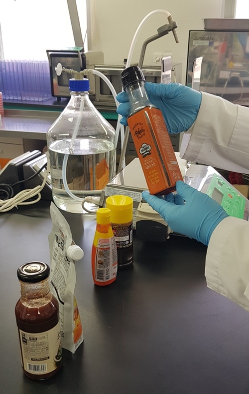 식재료 수거검사.(사진제공=경상남도)